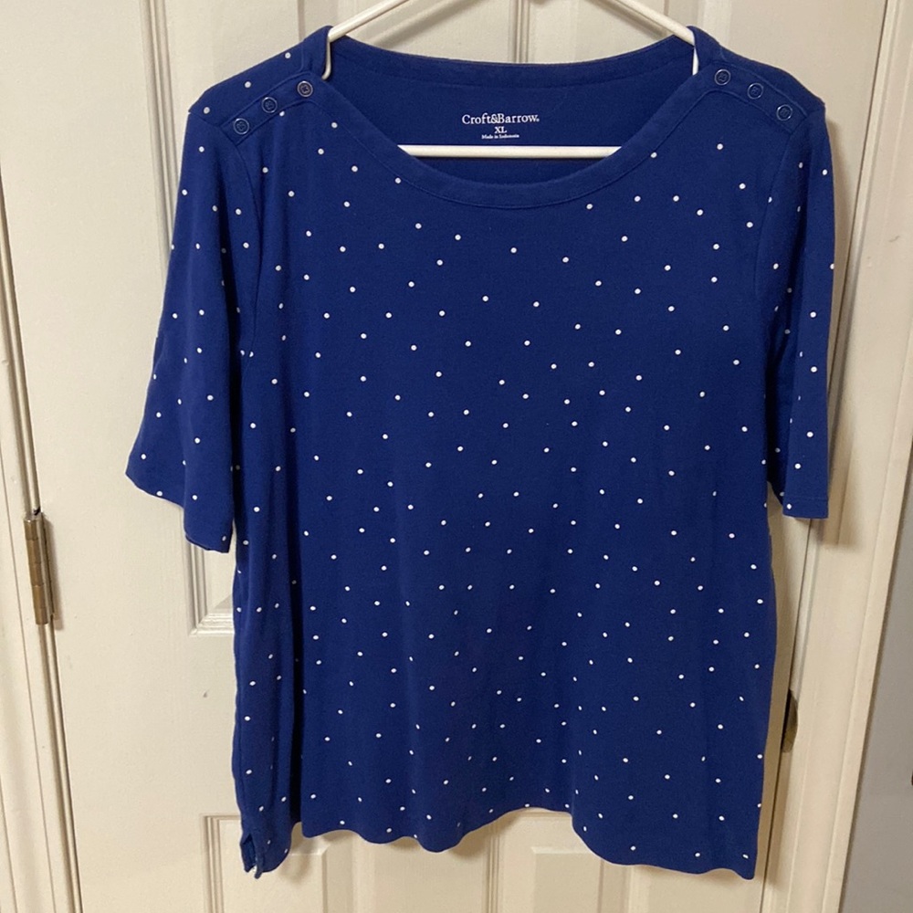 Blue short sleeve top with white polka dots. (XL)